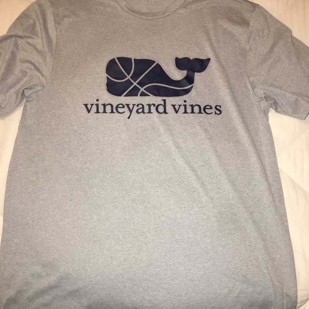 Men’s vineyard vines t shirt